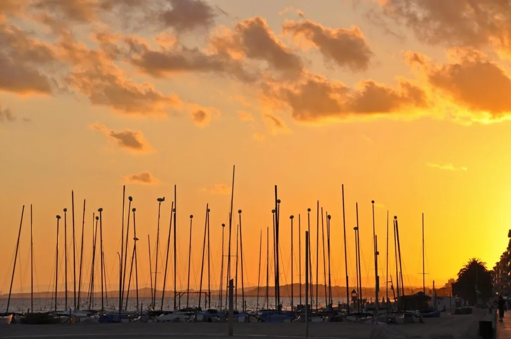 ¿Sabías que el otoño es la mejor época para ir a la playa — Hotel Akquaaa, Calafell