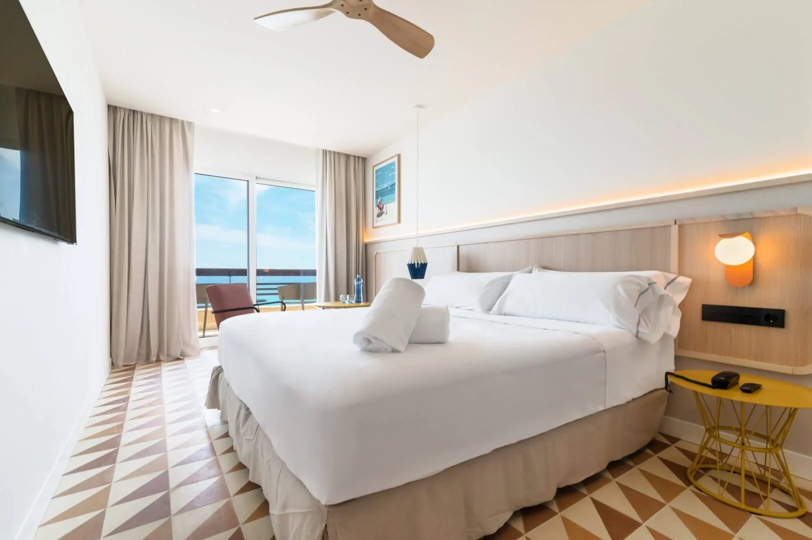 Habitación doble con ventanal del Hotel Akquaaa en Calafell, con vistas al mar Mediterráneo