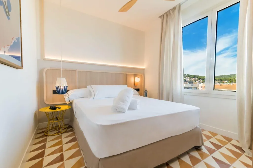 Habitació Deluxe de l'Hotel Akquaaa a Calafell, amb vistes al mar Mediterrani