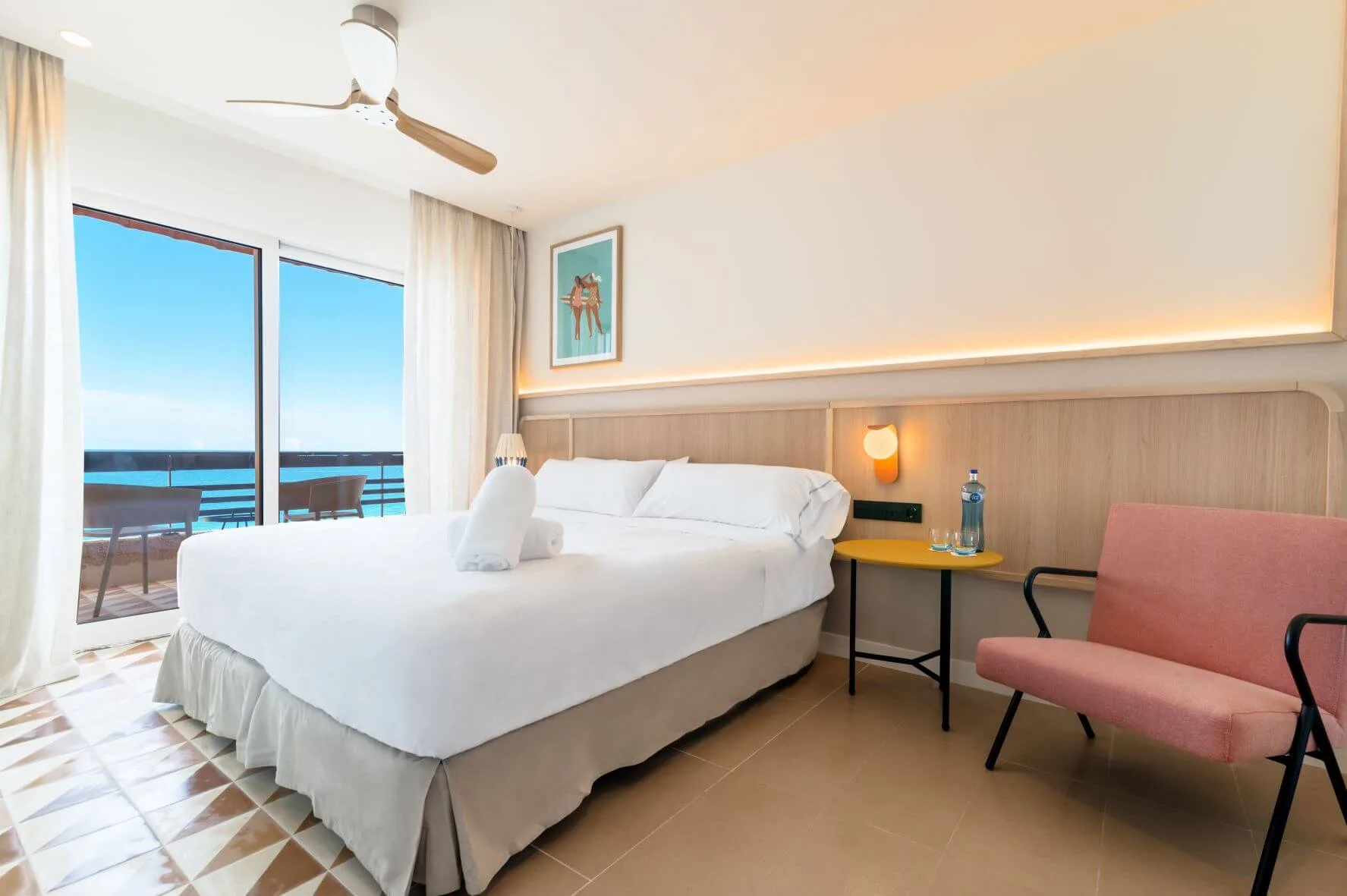 Habitació Superior de l'Hotel Akquaaa a Calafell, amb vistes al mar Mediterrani