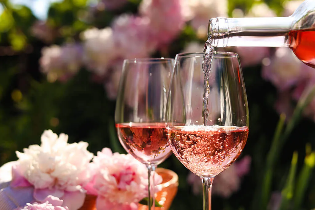 Guía de Maridajes Mediterráneos: Los Vinos Ideales para las Cenas de Julio — Hotel Akquaaa, Calafell