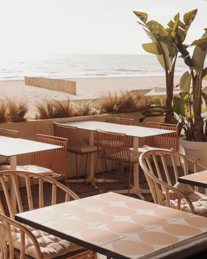 Terraza de restaurante con vistas al mar en Calafell