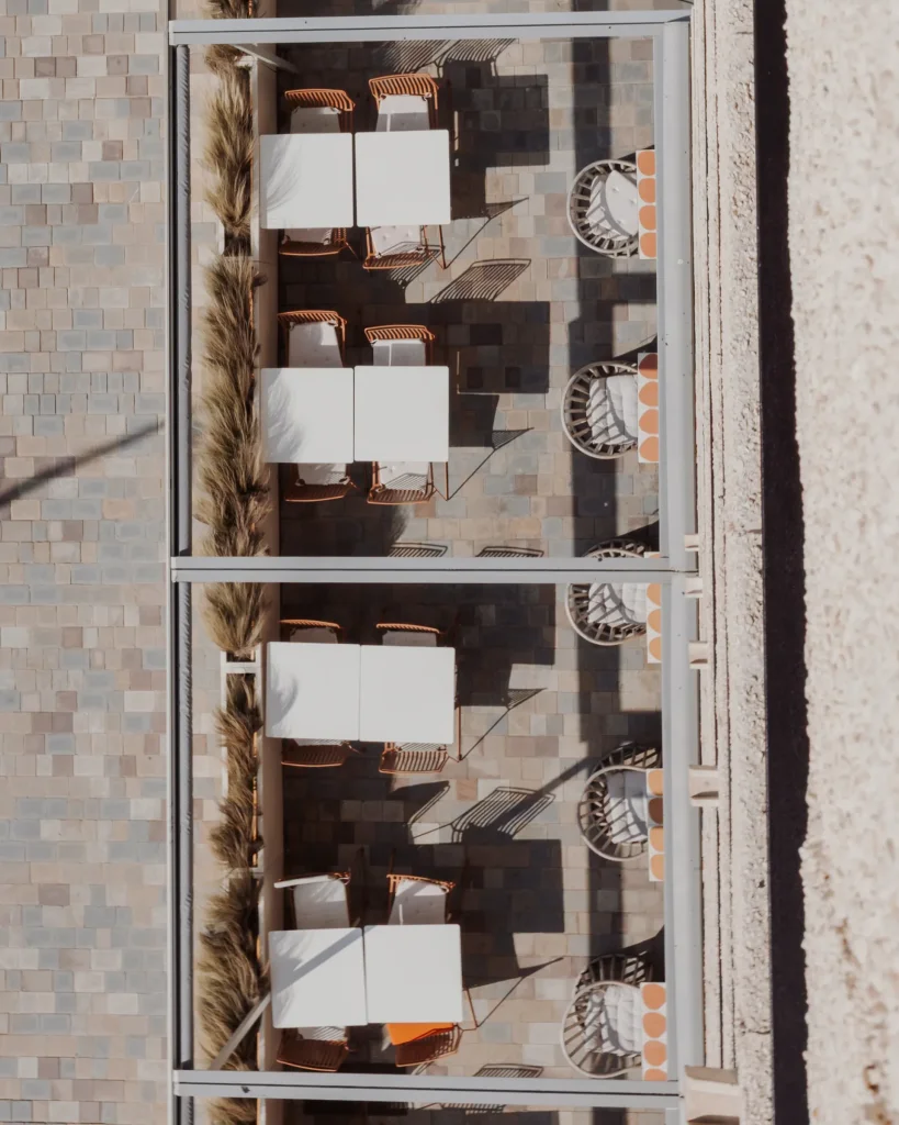 Vista aérea de la terraza de Akquaaa Restaurant en el paseo marítimo de Calafell