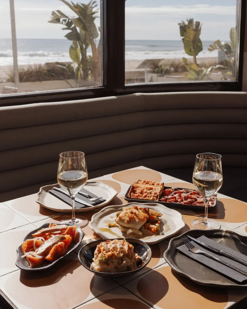 Mesa con vistas al Mediterráneo en Akquaaa Restaurant, Calafell